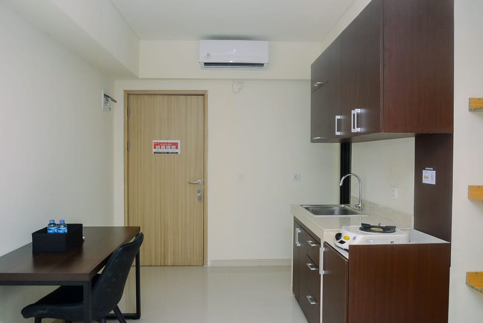 Room | Private kitchen | Fridge, stovetop, cookware/dishes/utensils