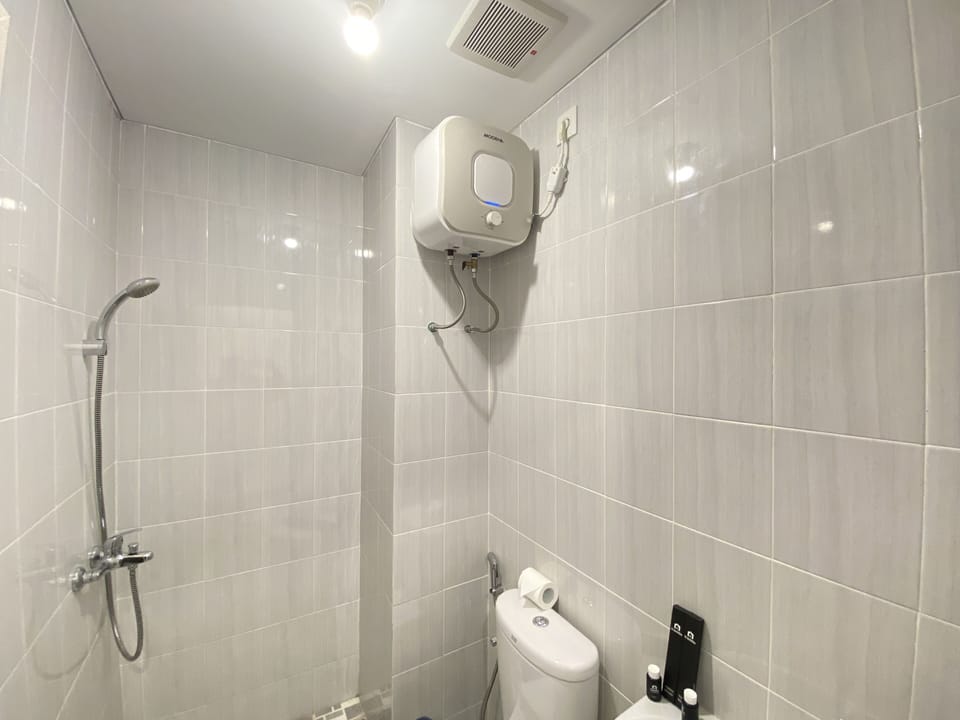 Room | Bathroom | Shower, free toiletries, towels