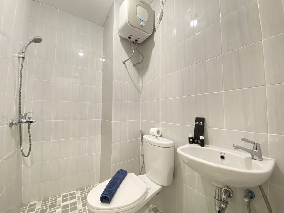 Room | Bathroom | Shower, free toiletries, towels