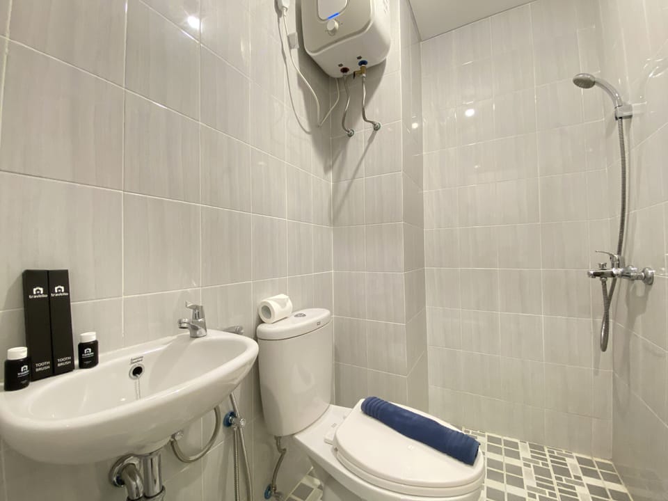 Room | Bathroom | Shower, free toiletries, towels