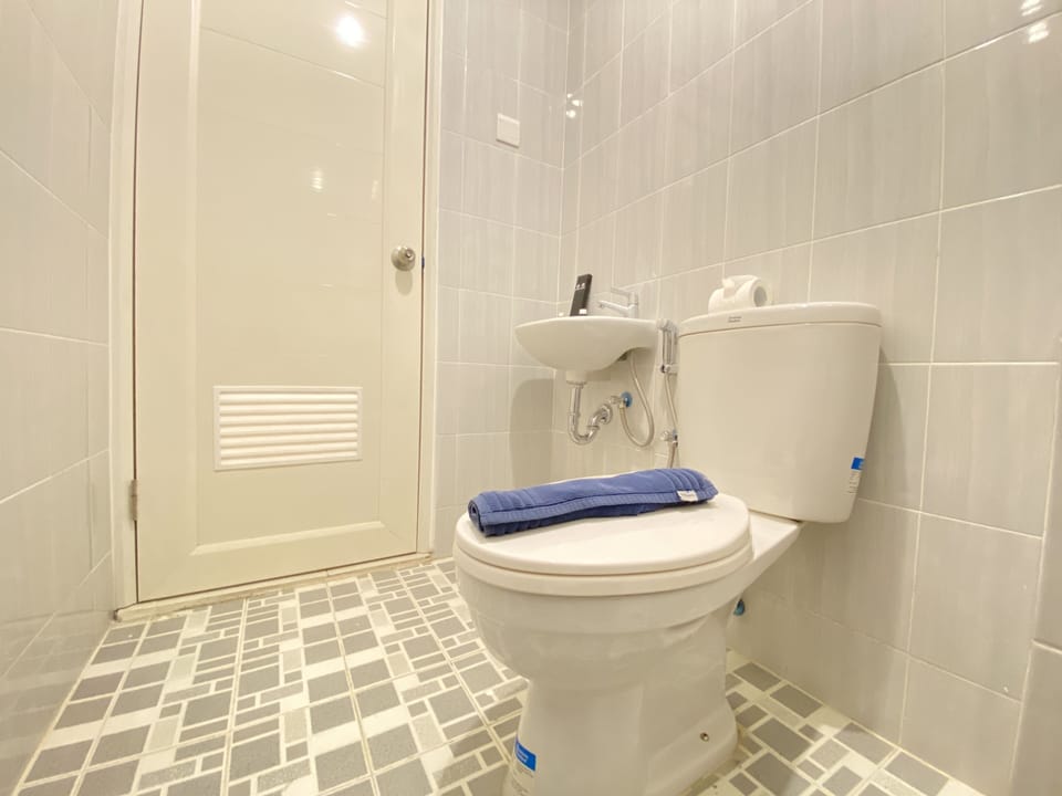 Room | Bathroom | Shower, free toiletries, towels