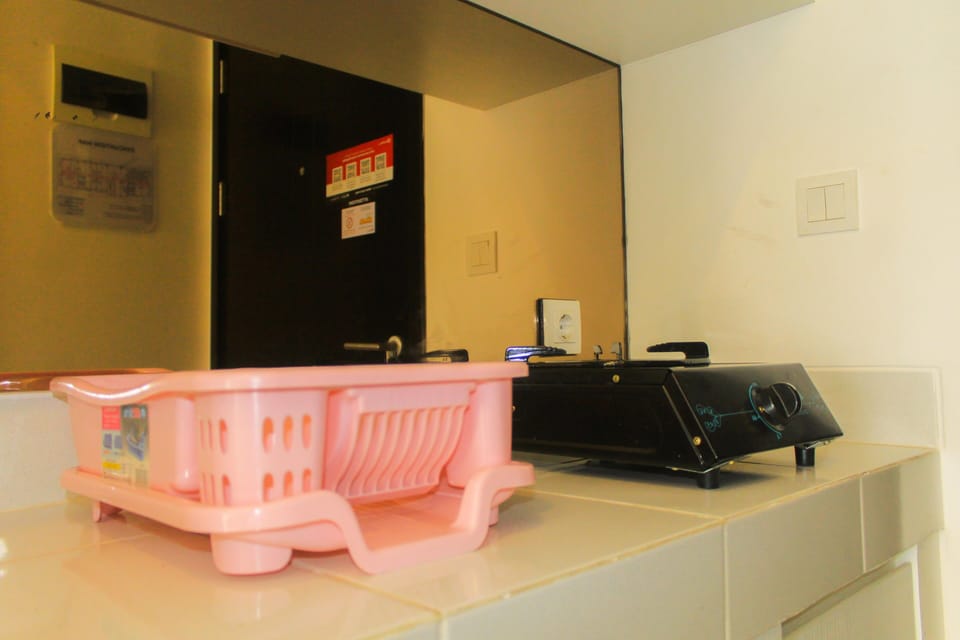 Room | Private kitchen | Fridge, stovetop, cookware/dishes/utensils
