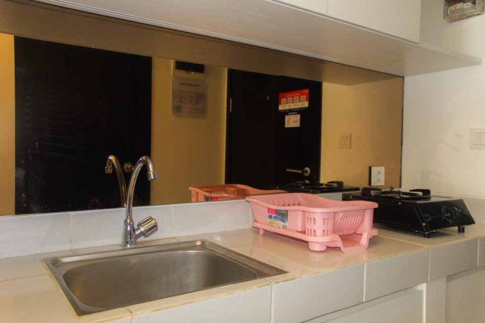 Room | Private kitchen | Fridge, stovetop, cookware/dishes/utensils