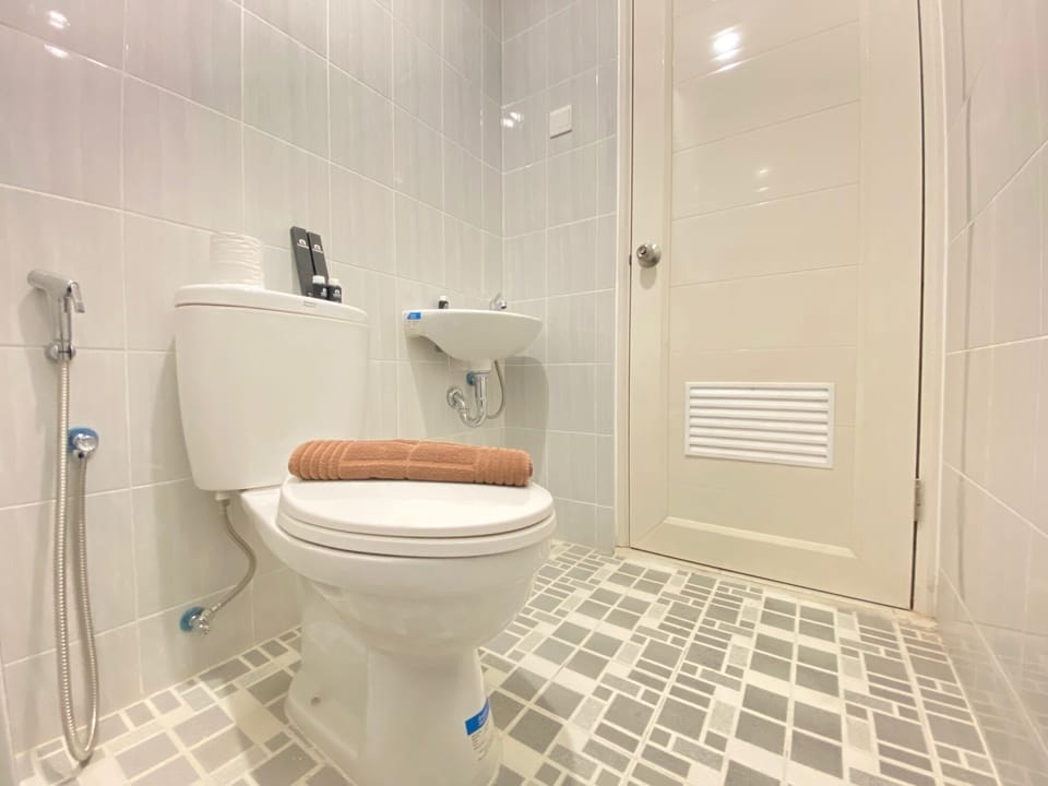 Room | Bathroom | Shower, free toiletries, towels
