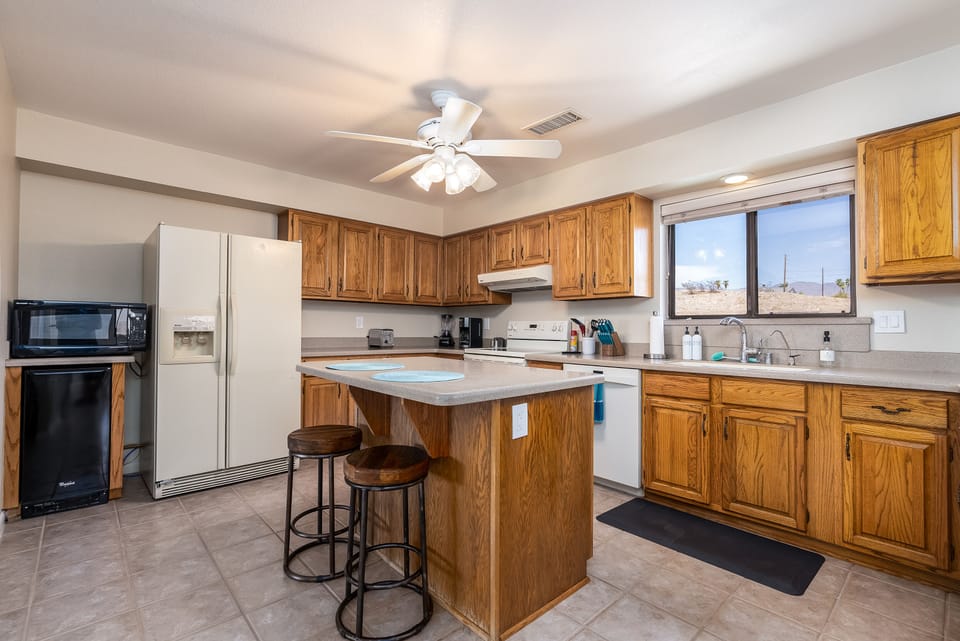 Kitchen with standalone ice maker