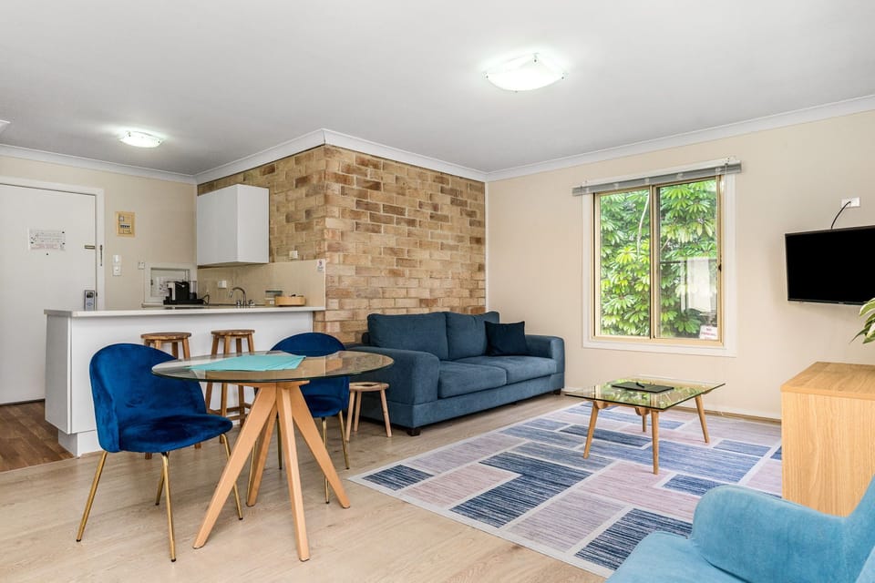 Wilson Executive Suite | Premium bedding, iron/ironing board, WiFi (free), bed sheets
