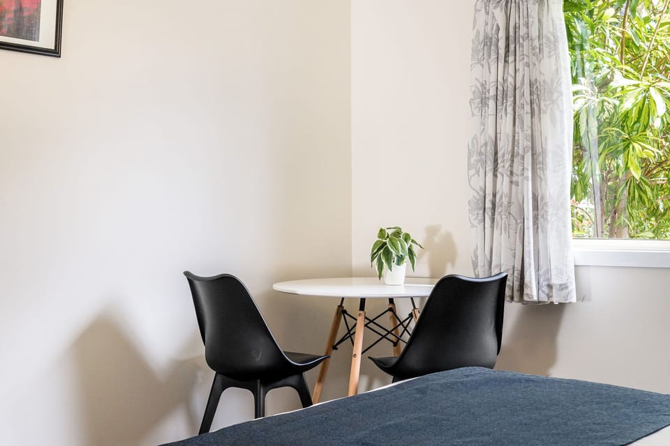 Studio Queen | Premium bedding, iron/ironing board, WiFi (free), bed sheets