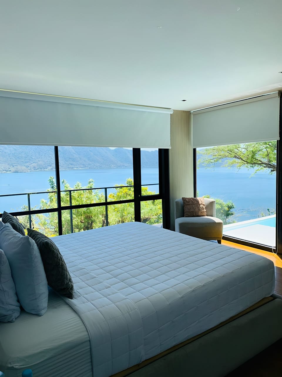 Suite | Desk, laptop workspace, WiFi (free), bed sheets