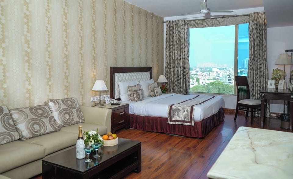 Suite | Premium bedding, down comforters, in-room safe, desk