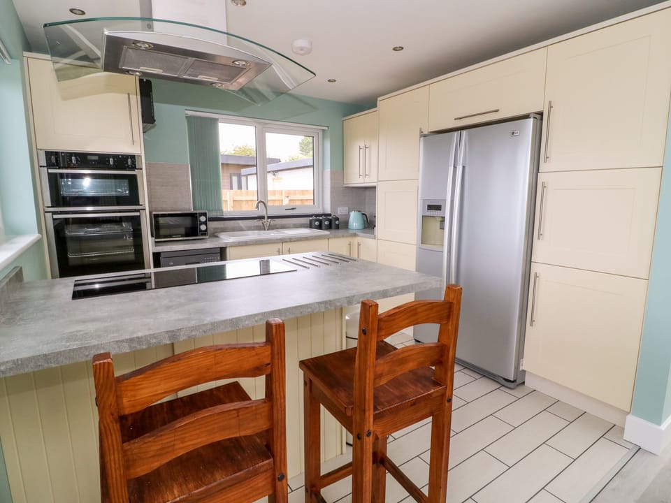 Cottage | Private kitchen | Fridge, microwave, dishwasher, electric kettle