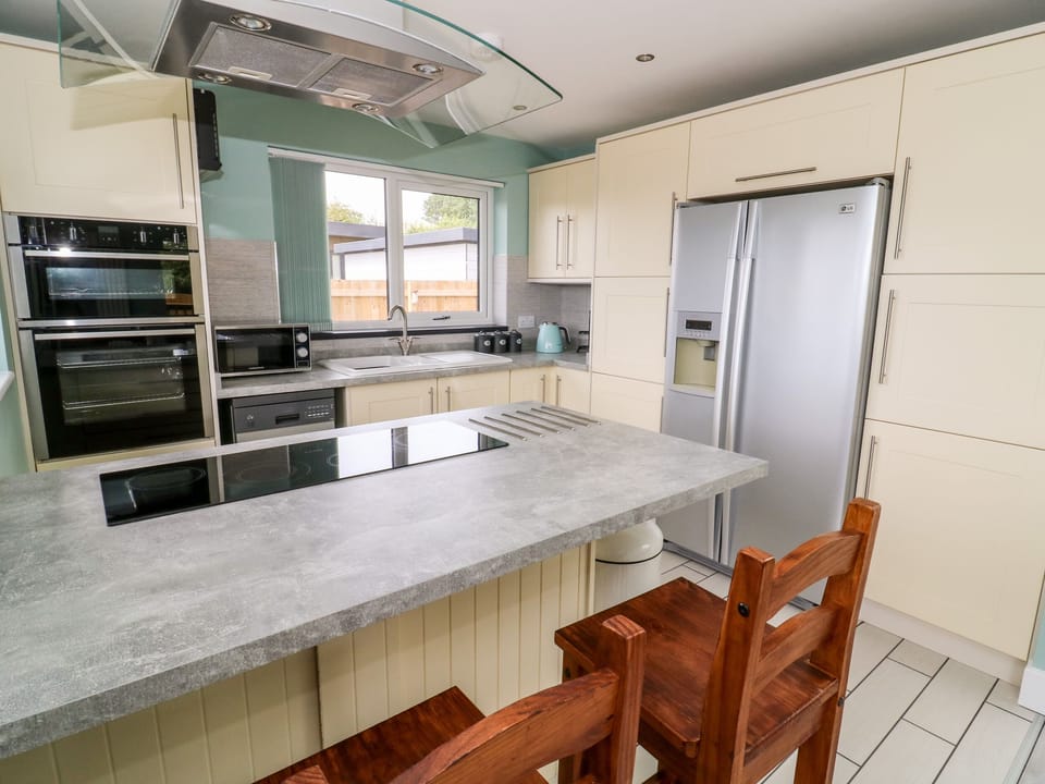 Cottage | Private kitchen | Fridge, microwave, dishwasher, electric kettle