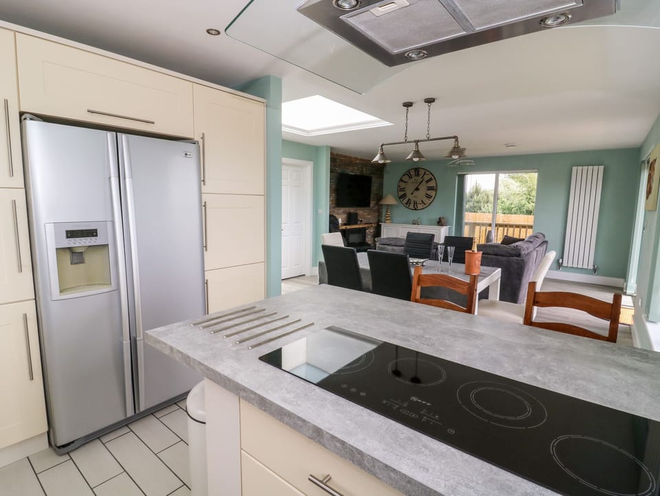 Cottage | Private kitchen | Fridge, microwave, dishwasher, electric kettle