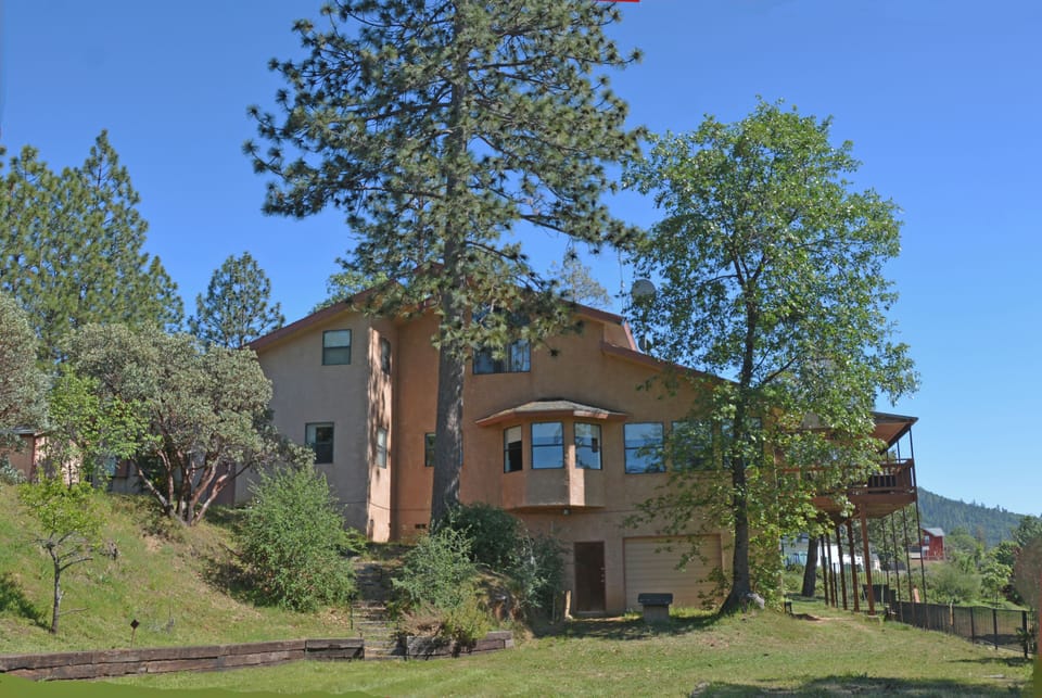 Large deck, lounge + dining, den, kitchen, office, laundry, 4 bedrooms, garage.