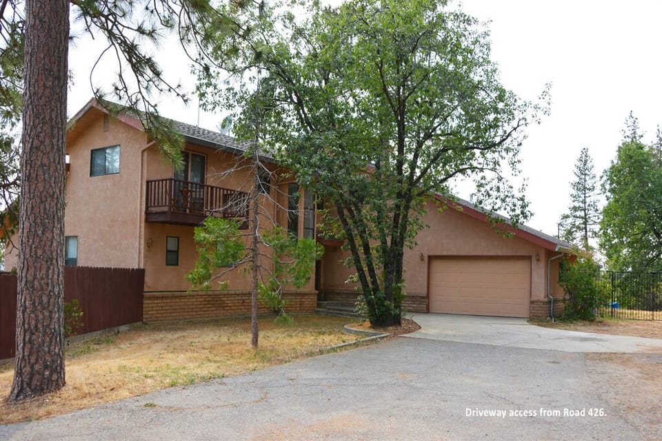 Front driveway entrance. 4 bedroom estate with all facilities. Sleeps up to 10.