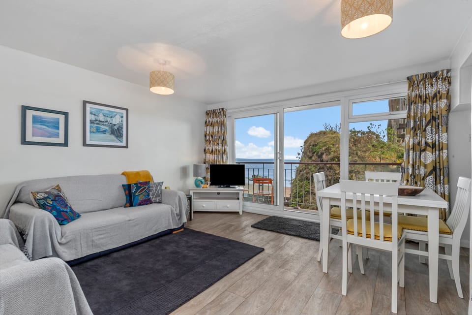 Sea Front Apartment, Spectacular Sea Views, Parking, Direct Beach Access