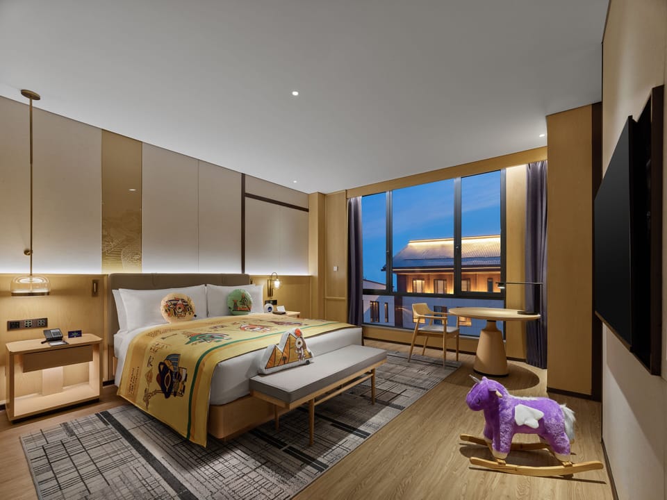 Family Suite, 1 King Bed | Minibar, in-room safe, desk, laptop workspace