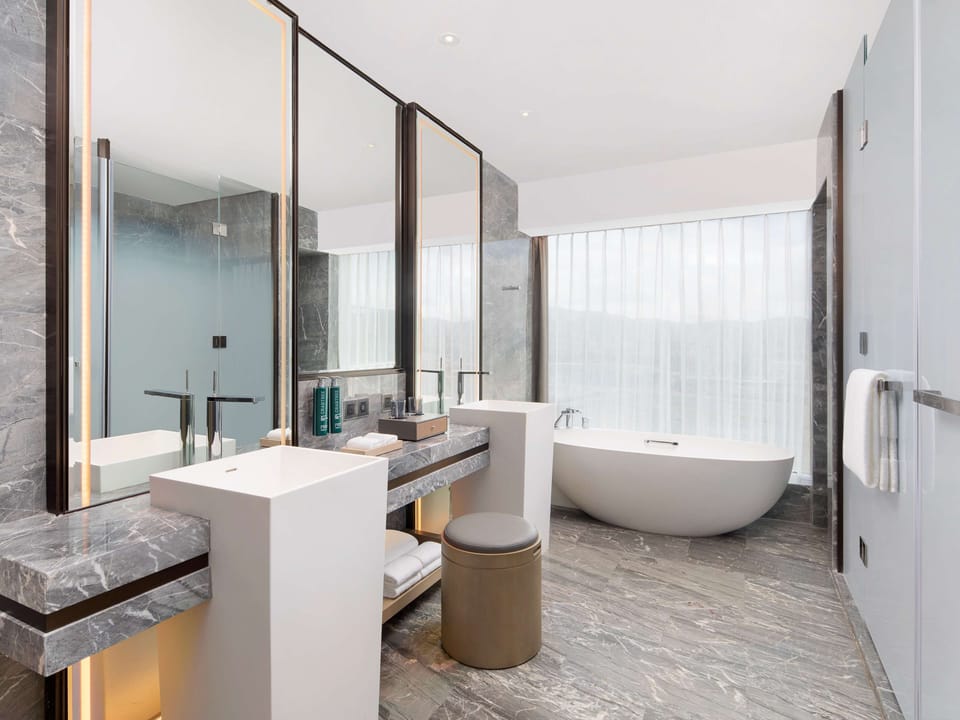 King Deluxe Room | Bathroom | Shower, rainfall showerhead, designer toiletries, hair dryer