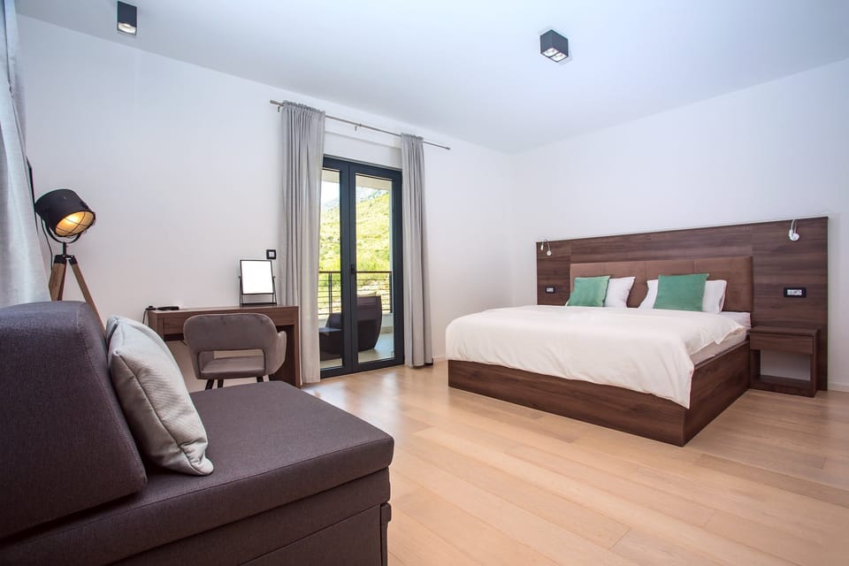 Master Bedroom No3 with en-suite bathroom with shower, king-size bed 200cmx200cm