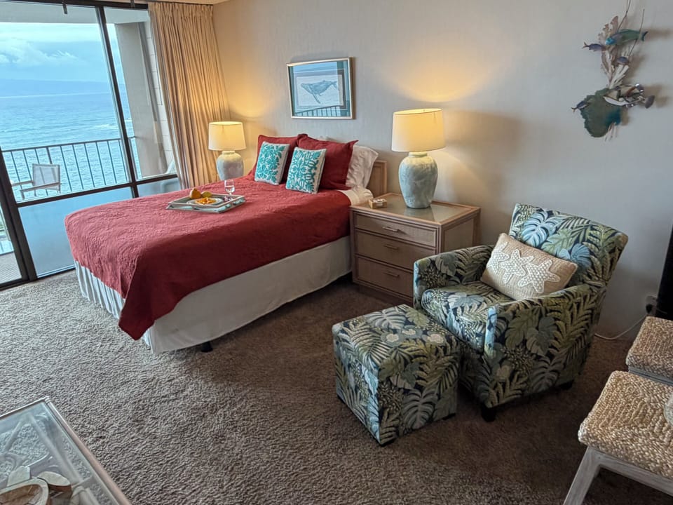 Queen bed - fall asleep to the sound of the ocean!