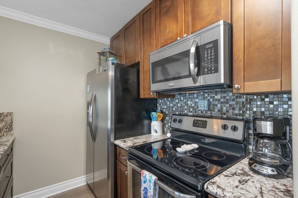 Full size appliances and lovely backsplash