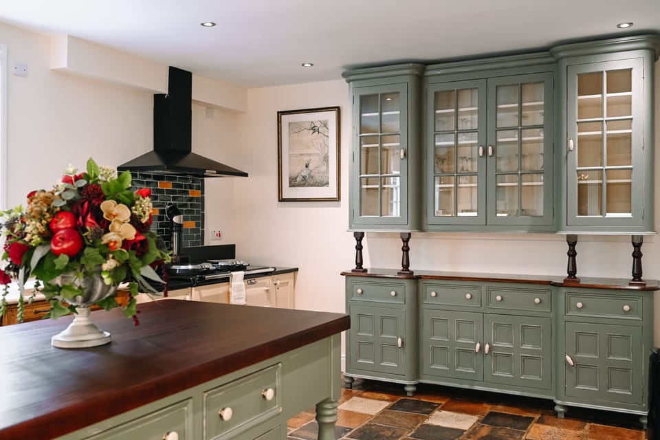 Linen Merchant's Residence | Minibar, in-room safe, individually decorated, individually furnished