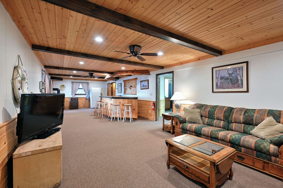 Room, Multiple Beds, Balcony | Living area | 32-inch TV with cable channels