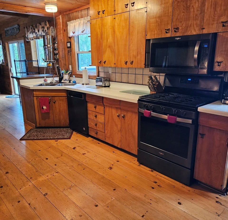 Room, Multiple Beds, Patio | Private kitchen | Fridge, microwave, oven, stovetop