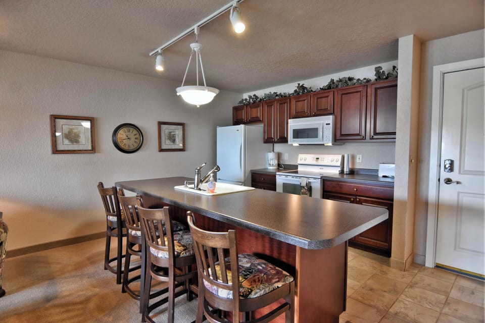 Condo, 1 Queen Bed with Sofa bed, Jetted Tub | Private kitchen | Fridge, microwave, oven, stovetop