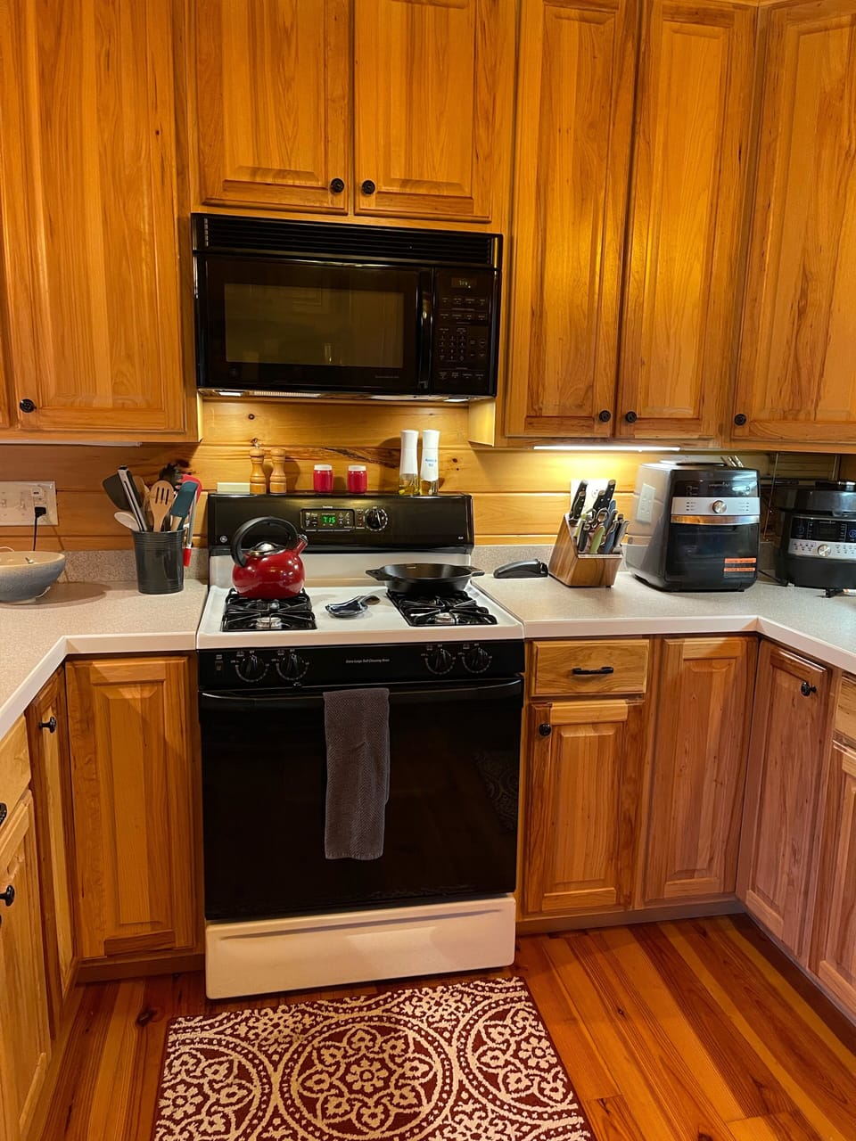 Well stocked kitchen. Spices and flour, sugar and other necessities. 
