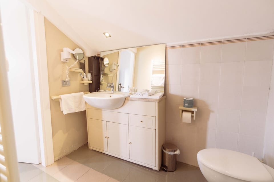 Comfort Double or Twin Room, Non Smoking, Garden Area | Bathroom | Shower, rainfall showerhead, free toiletries, hair dryer