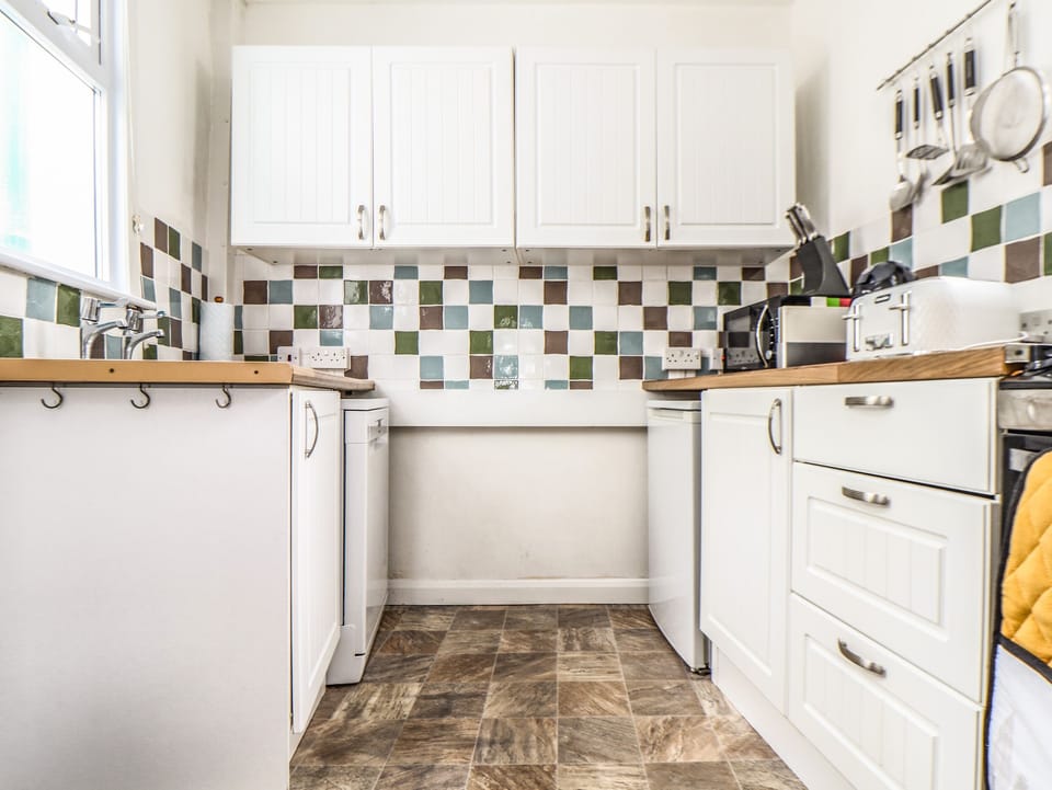 Cottage | Private kitchen | Fridge, microwave, dishwasher, electric kettle