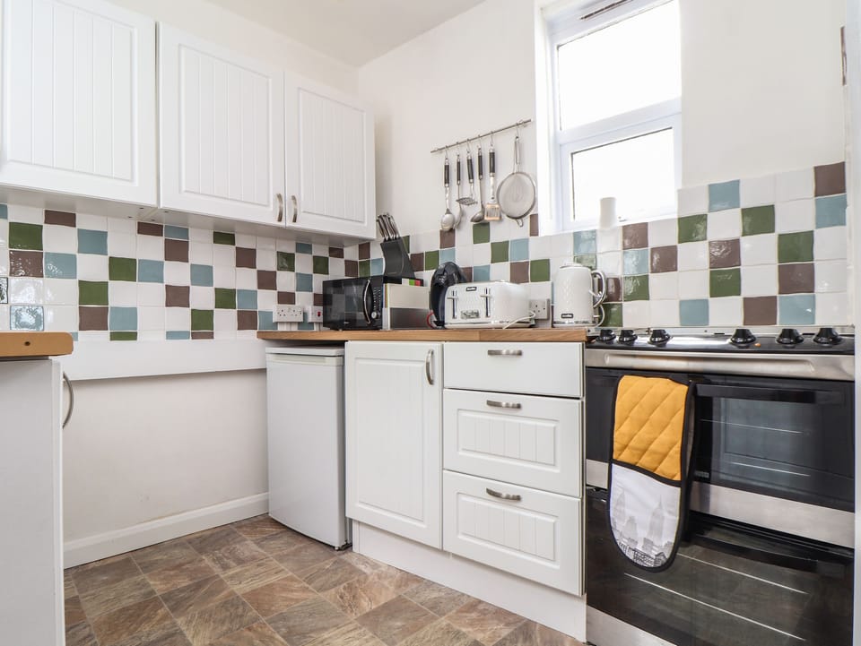 Cottage | Private kitchen | Fridge, microwave, dishwasher, electric kettle