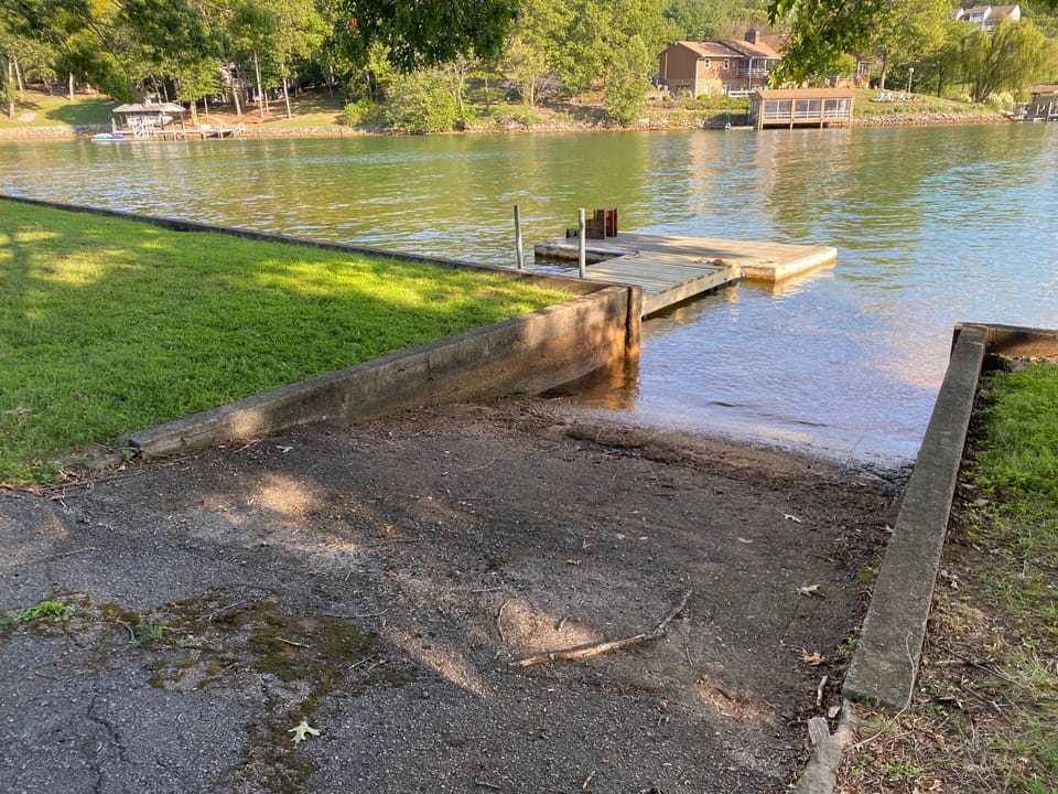 Floating dock to anchor your boat off our own boat ramp.