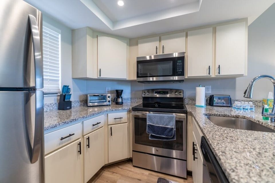 Condo, Multiple Beds, Pool View | Private kitchen | Fridge, microwave, oven, stovetop