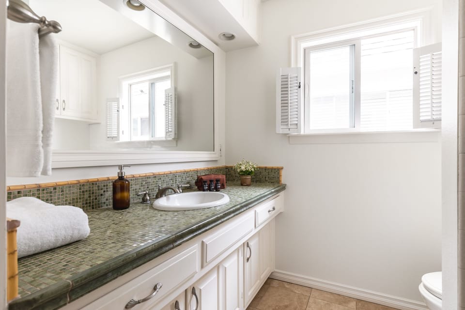 Bathroom (Bay View I)
