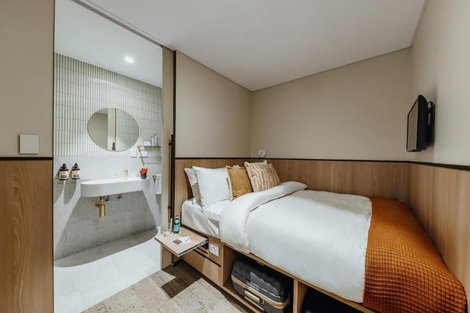 Double Plus | Desk, free WiFi, bed sheets