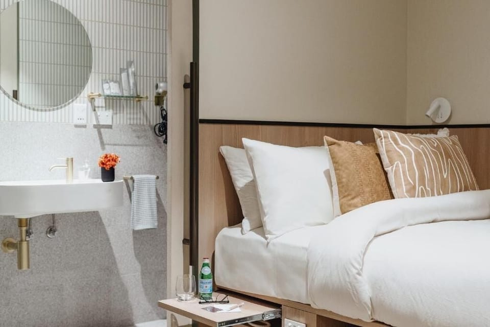 Double Plus | Desk, free WiFi, bed sheets