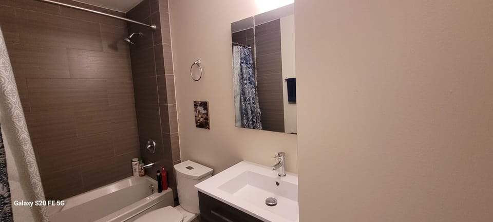 Full bathroom on the main floor with shower and tub