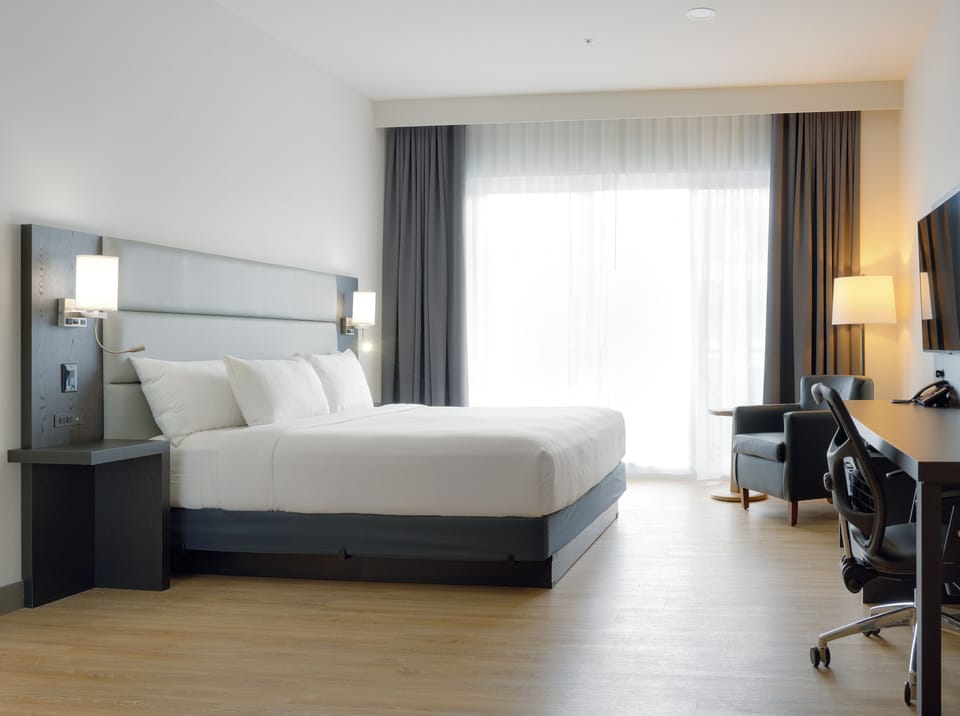 Room, 1 King Bed (Refuge Urbain) | Desk, blackout drapes, soundproofing, iron/ironing board