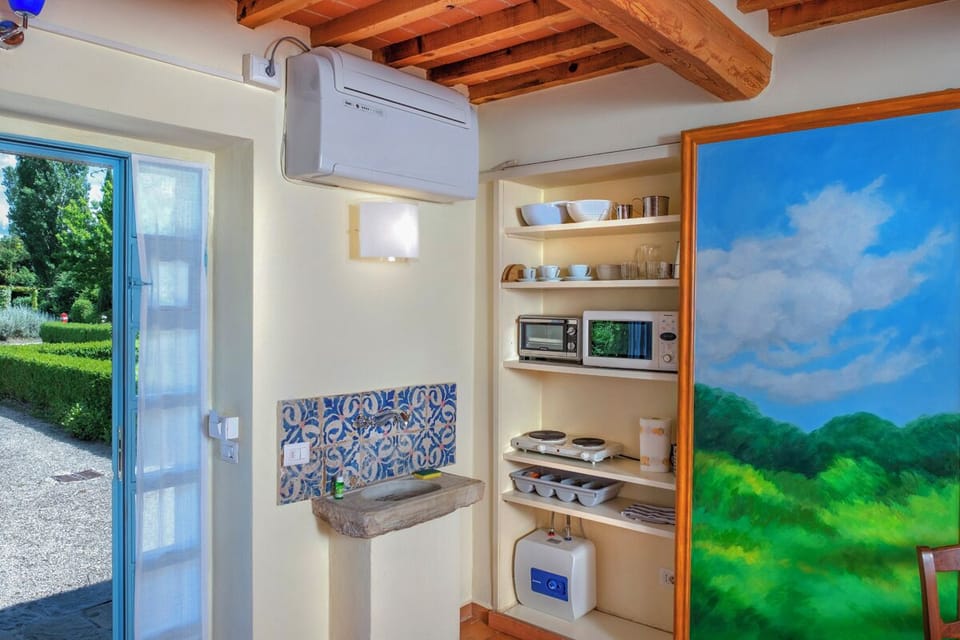 Deluxe Apartment, 1 Bedroom, Kitchenette | Private kitchenette | Fridge, microwave, oven, coffee/tea maker