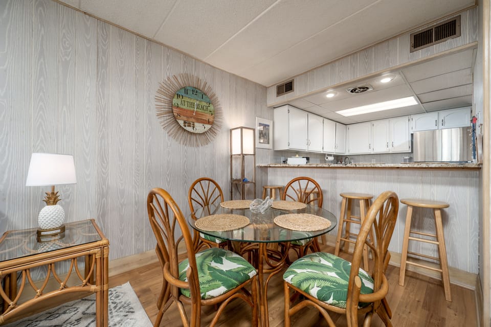 Dining table/breakfast bar