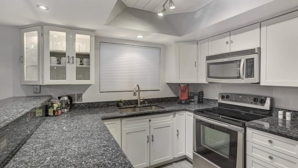 Studio (2 Bedrooms) | Private kitchen | Fridge, microwave, oven, stovetop