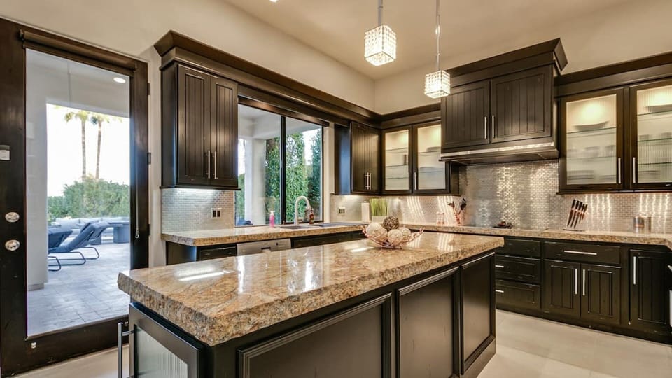 Studio (4 Bedrooms) | Private kitchen | Fridge, microwave, oven, coffee/tea maker