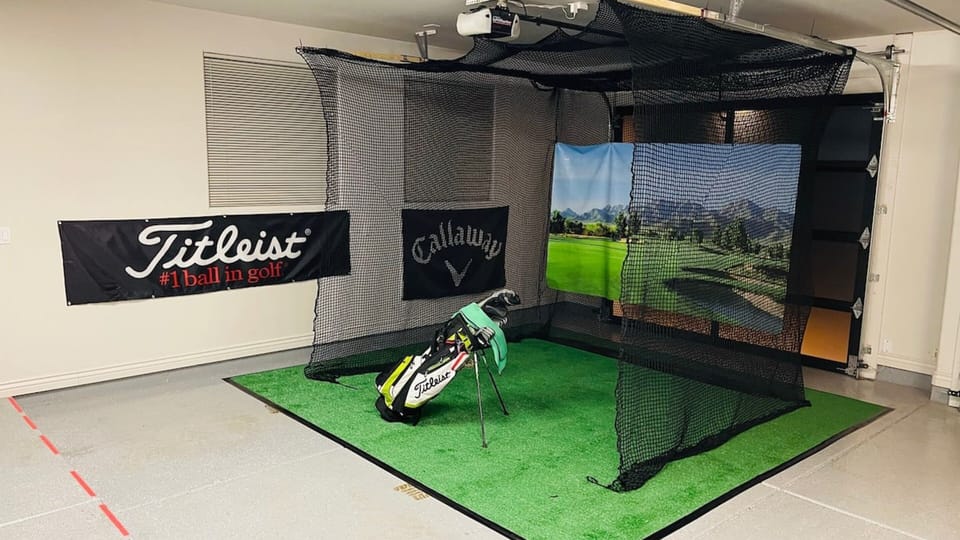 Indoor golf driving range
