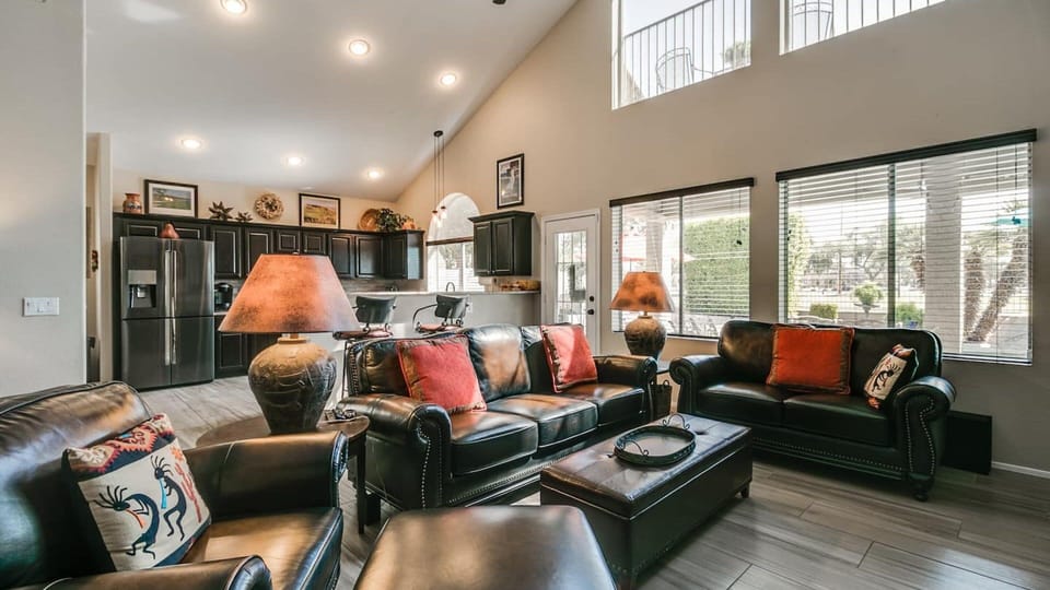 Studio (4 Bedrooms) | Living area