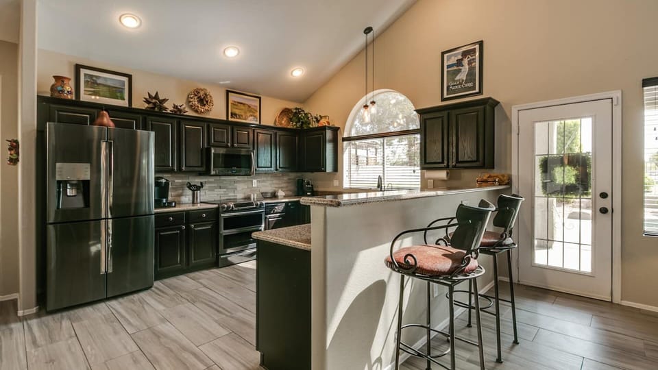 Studio (4 Bedrooms) | Private kitchen | Fridge, microwave, oven