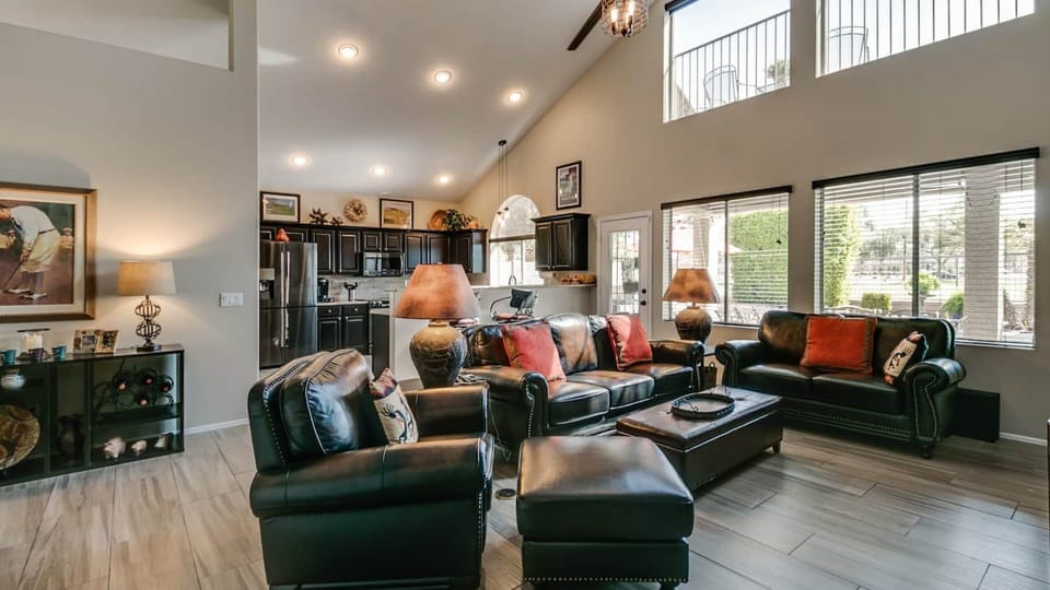 Studio (4 Bedrooms) | Living area