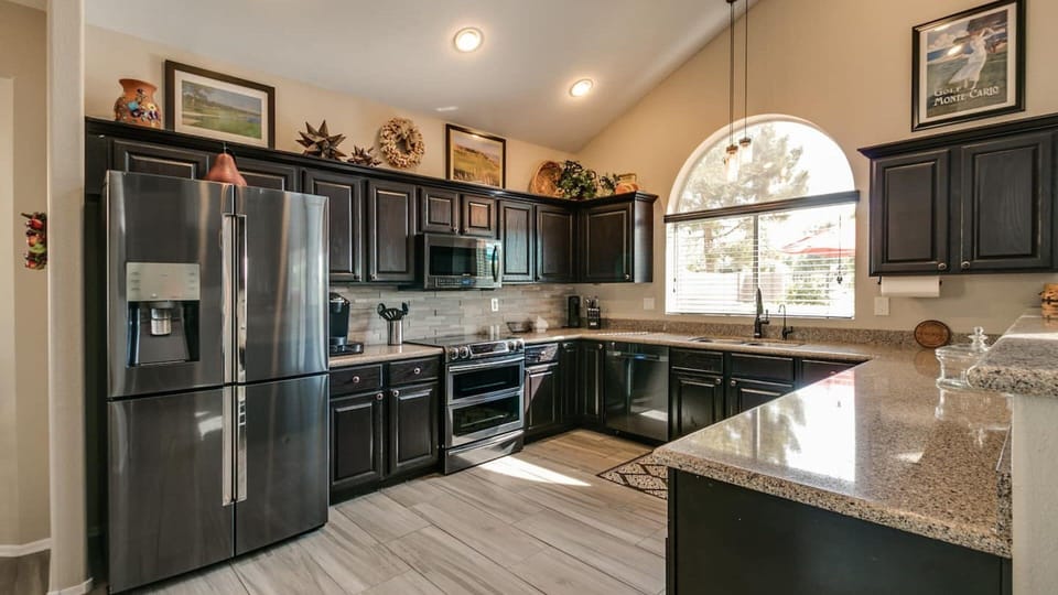 Studio (4 Bedrooms) | Private kitchen | Fridge, microwave, oven
