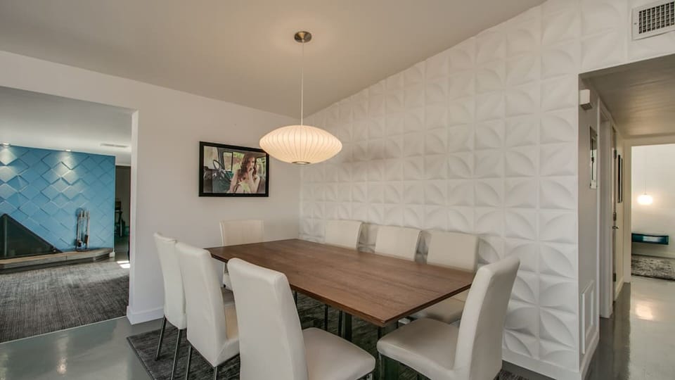 Studio (3 Bedrooms) | Dining room
