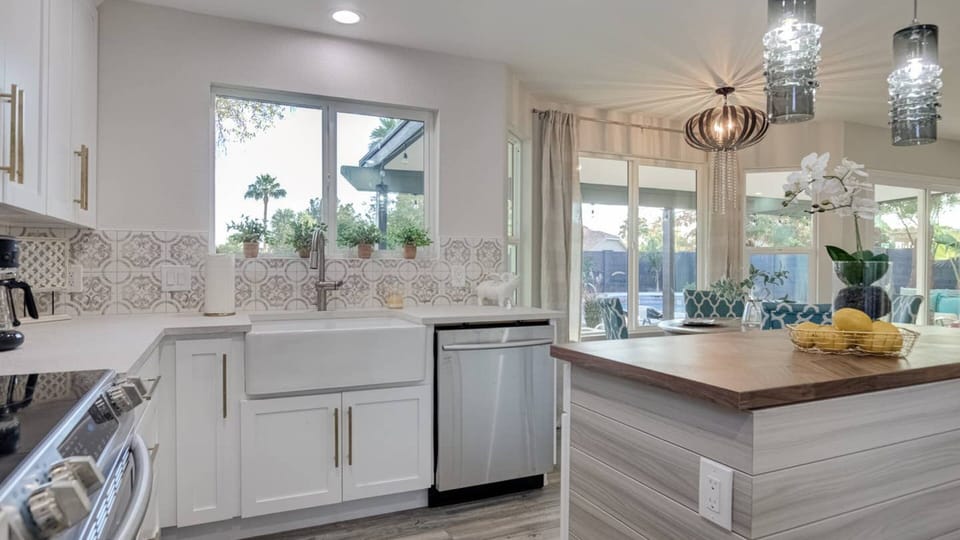 Studio (4 Bedrooms) | Private kitchen | Fridge, microwave, oven